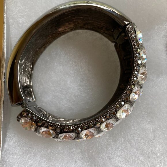 Beautiful Magnetic Hinged Bracelet w/ Clear‎ Stones - Picture 3 of 6